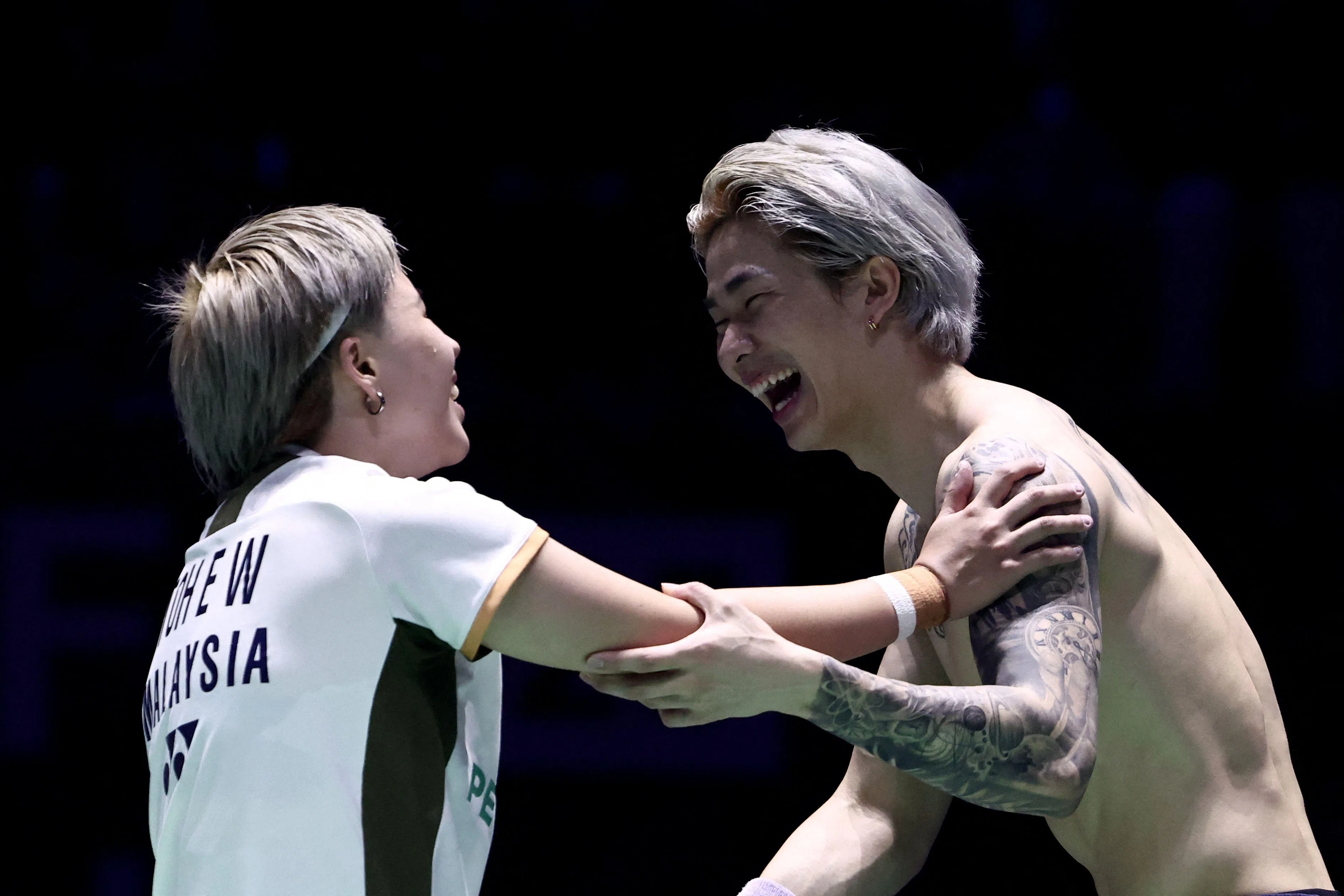 陈堂杰（右）夺冠后，脱掉上衣和杜依蔚激动庆祝。（法新社）