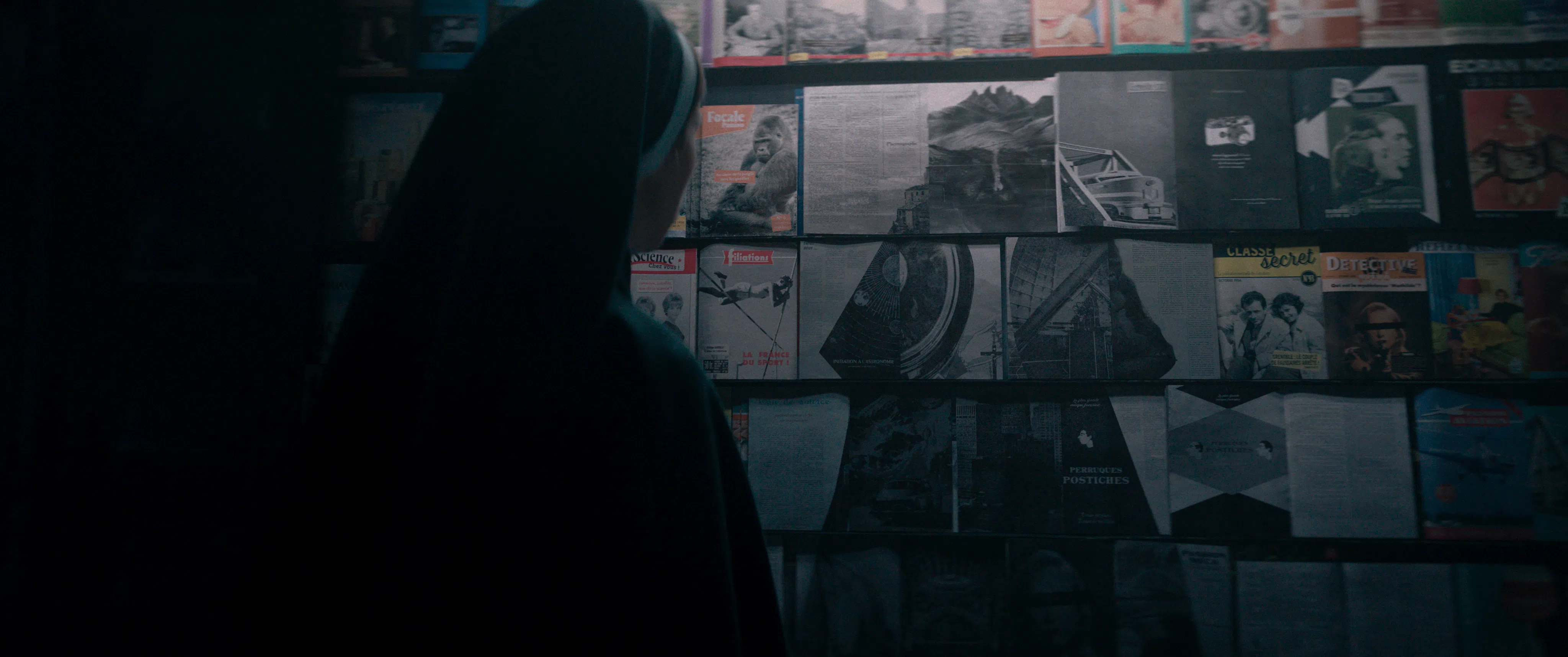 《鬼修女2》延续“厉阴宅宇宙”电影系列的恐怖氛围，惊吓观众。（华纳电影提供）