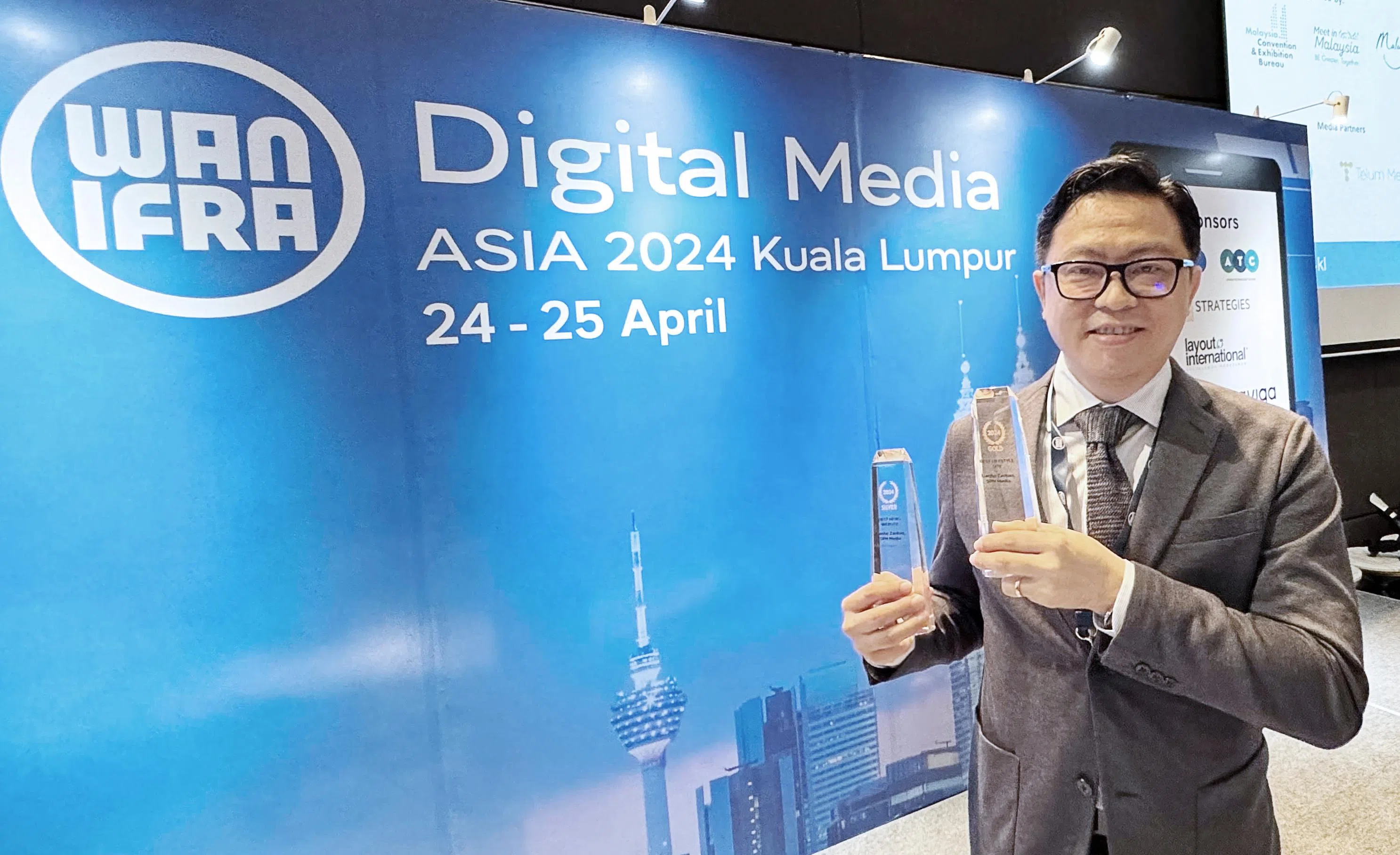 华文媒体集团视觉部主任陈聪明4月24日晚上在吉隆坡的颁奖礼上代表《联合早报》领奖。（新报业媒体提供）