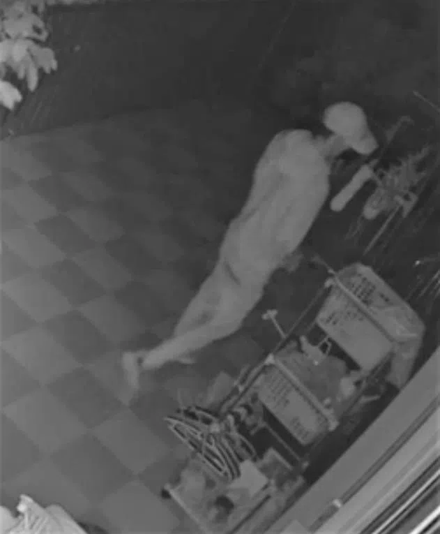 电眼拍到涉案男子现身其中一个事发单位。（警方提供）