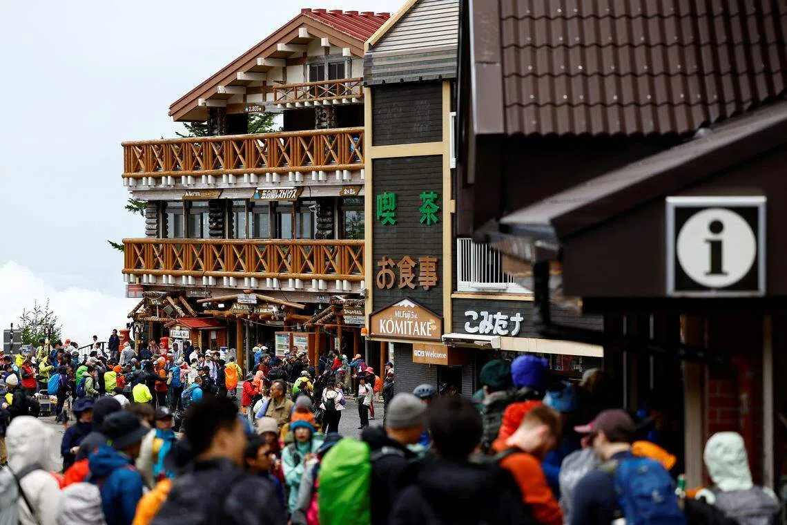 登山季节的第一天，登山客和游客7月1日聚集在山梨县富士吉田线。（路透社）