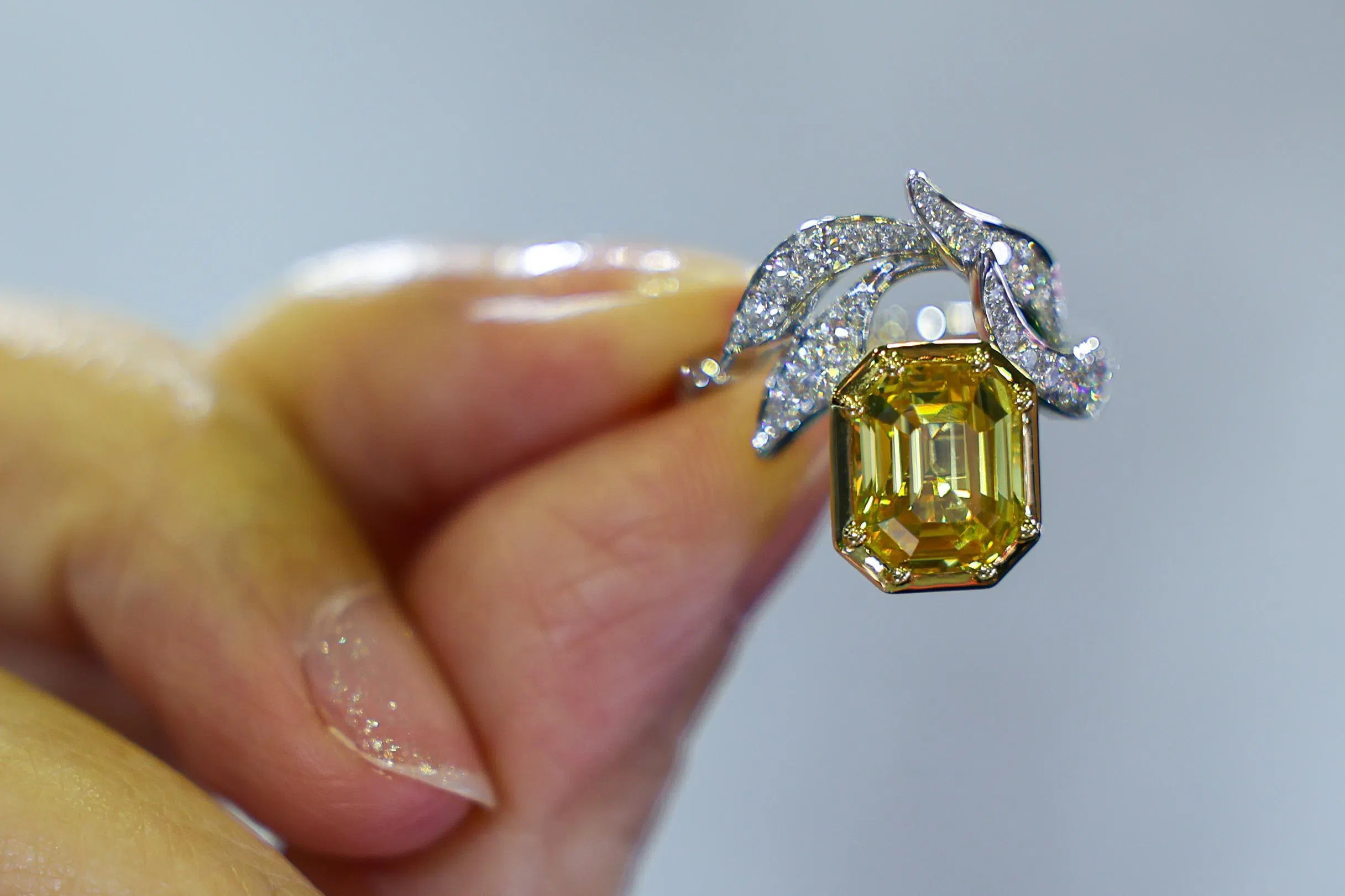 Simone Jewels黄色蓝宝石肩饰的主石，是一颗罕见的5.08克拉未经加热处理的黄色蓝宝石，色泽浓郁可媲美浓彩级黄钻。肩饰可作为戒指、胸针，以及项链佩戴。（林明顺摄）