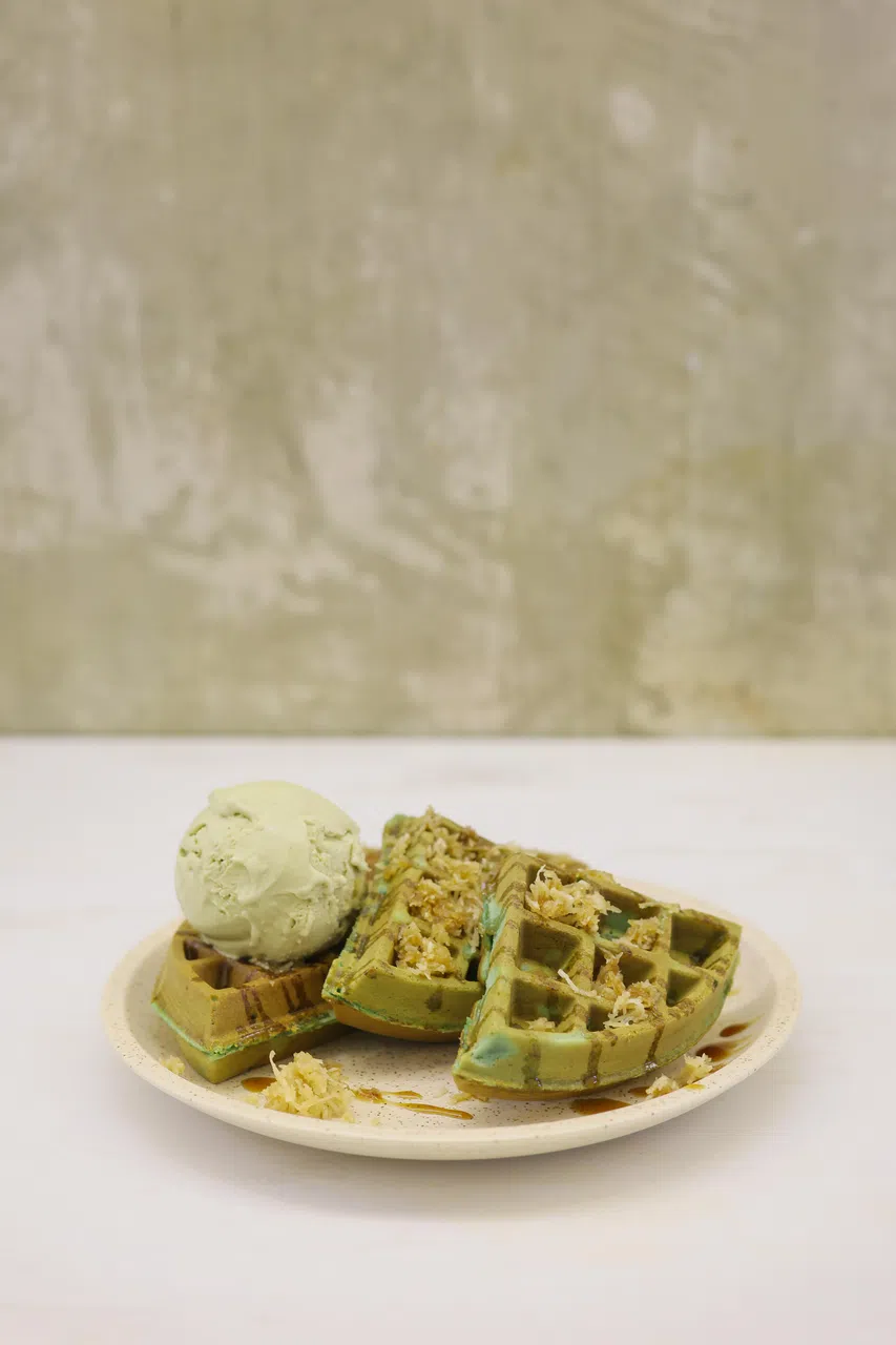 Ondeh Ondeh华夫饼配开心果冰淇淋，双绿混搭，一口清凉。（龙国雄摄）