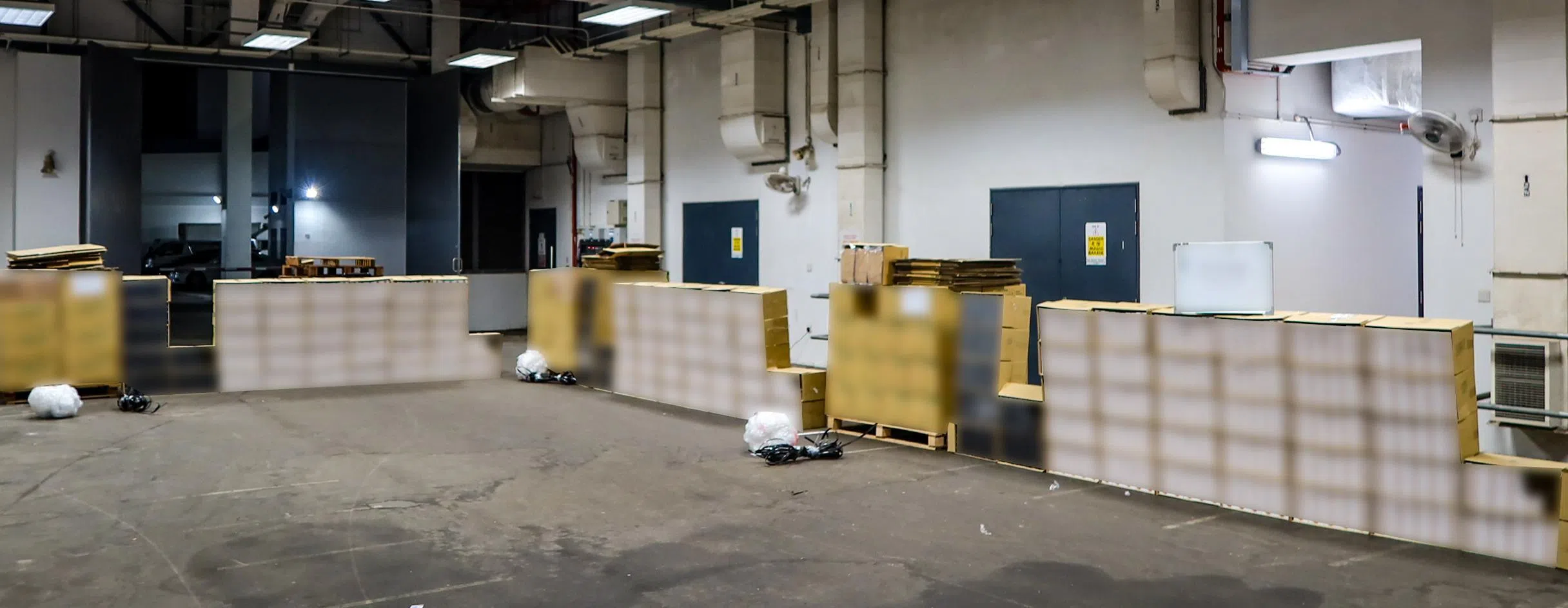 执法人员在裕廊海港路的仓库起获漏税香烟。（关税局提供）