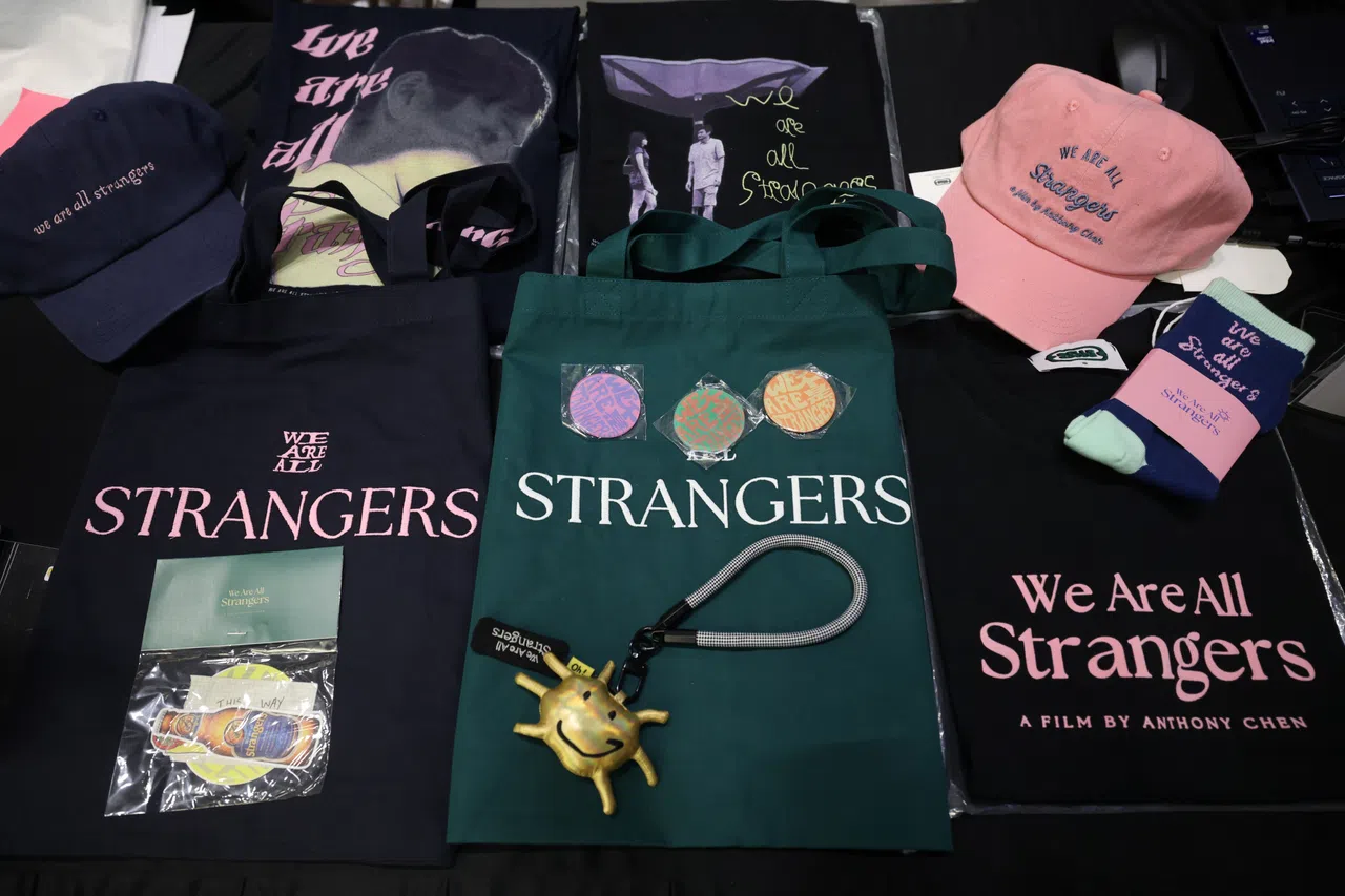 现场售卖电影相关的周边产品。（陈渊庄摄）