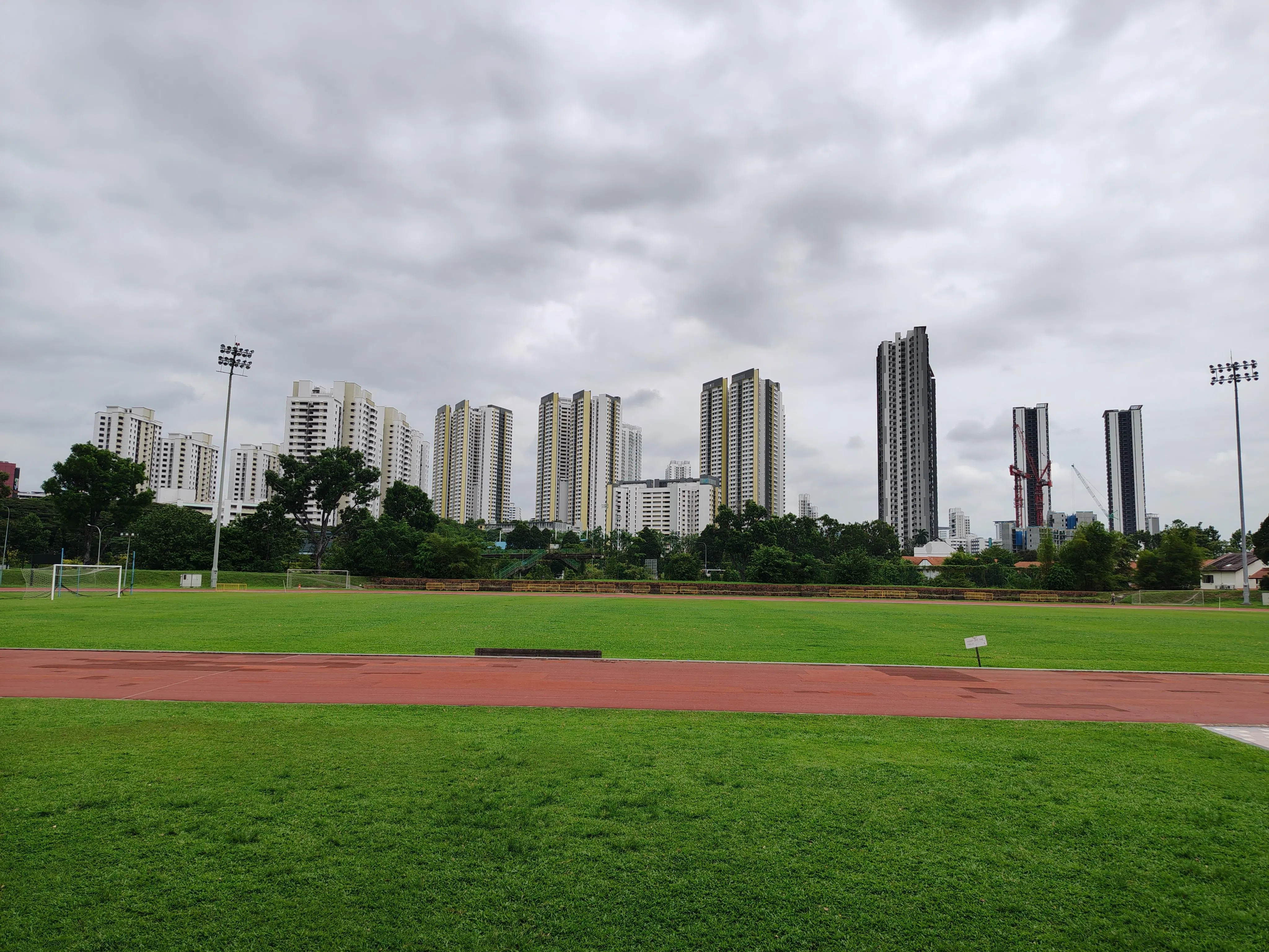 白天摄影的画面清晰锐利，不过色彩有点过于饱和。（黄少伟摄）