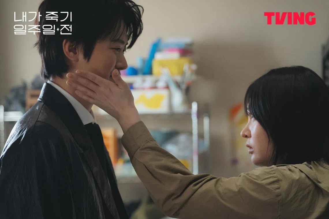 男女主角高中时差点就能双向奔赴，却因为意外阴阳相隔。（取自TVING脸书）