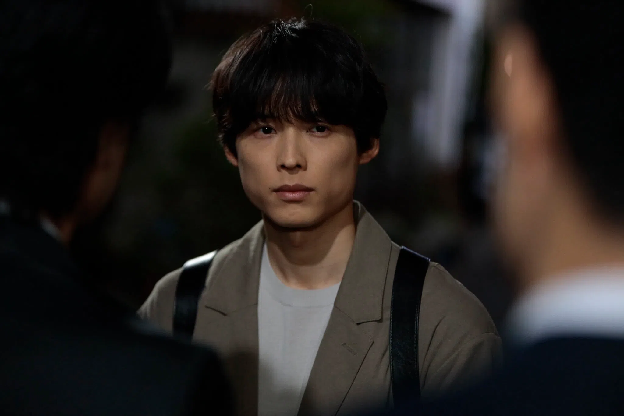 松村北斗演绎痴心暗恋25年的深情跟踪狂，人格瞬间转换让人惊艳。（互联网）