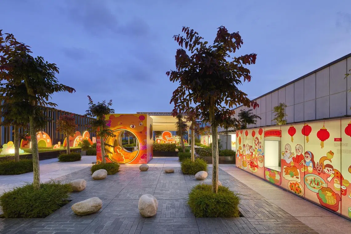 新加坡华族文化中心与新加坡华乐团推出“农历新年：‘SINGAPO人’合家FUN”活动，为中央商业区增添新春喜庆氛围。（新加坡华族文化中心提供）