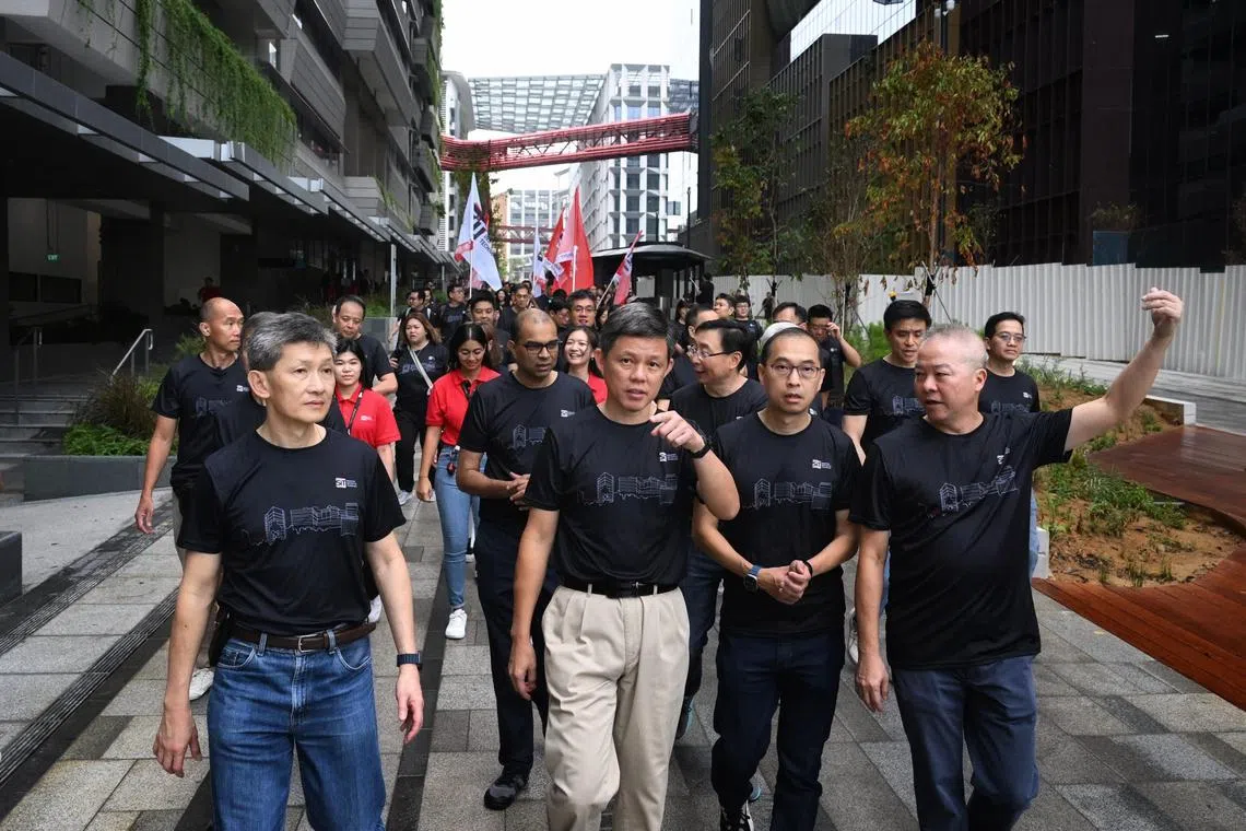 教育部长陈振声（左二）在新工大常务副校长（行政）兼首席财务官戴荣利 （左起）、裕廊集团总裁陈文凯和陆路交通管理局局长黄南的陪同下参观新工大在榜鹅的新校舍。也是白沙—榜鹅集选区议员的数码发展及新闻部兼卫生部高级政务部长普杰立医生（后排中），也出席了活动。（海峡时报）