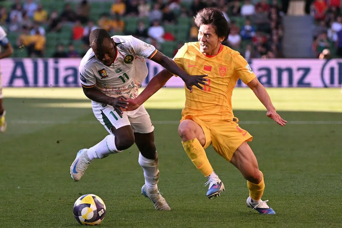 喀麦隆队以强大的身体对抗和冲击力著称，在争球时往往能占得优势。图为喀麦隆球员阿利乌姆（左）与中国球员胡荷韬争抢球权。（法新社）