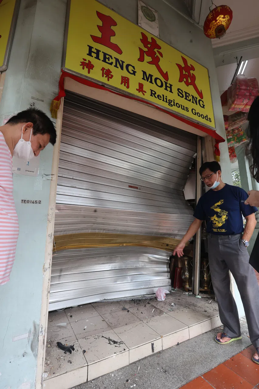 王茂成佛具店的卷门被撞得变形。（档案照片）