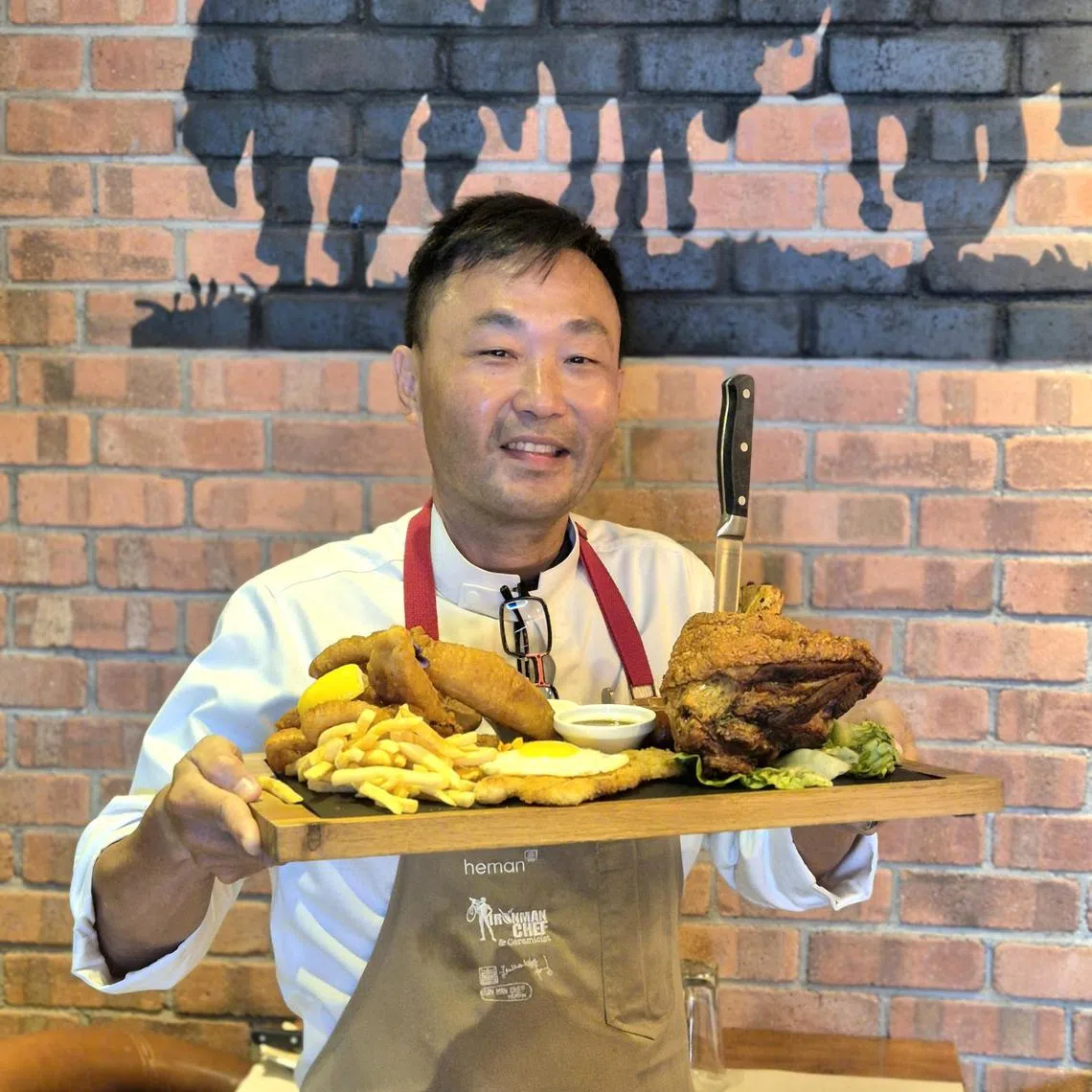 铁人名厨陈喜明为Astons Prime设计啤酒节菜单。（陈爱薇摄）