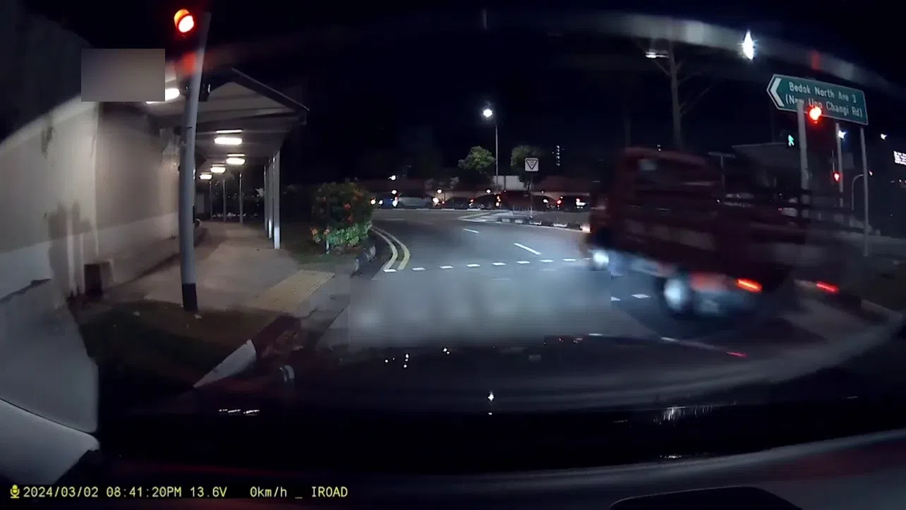 一辆罗厘被指在勿洛北3道闯红灯。（取自脸书）