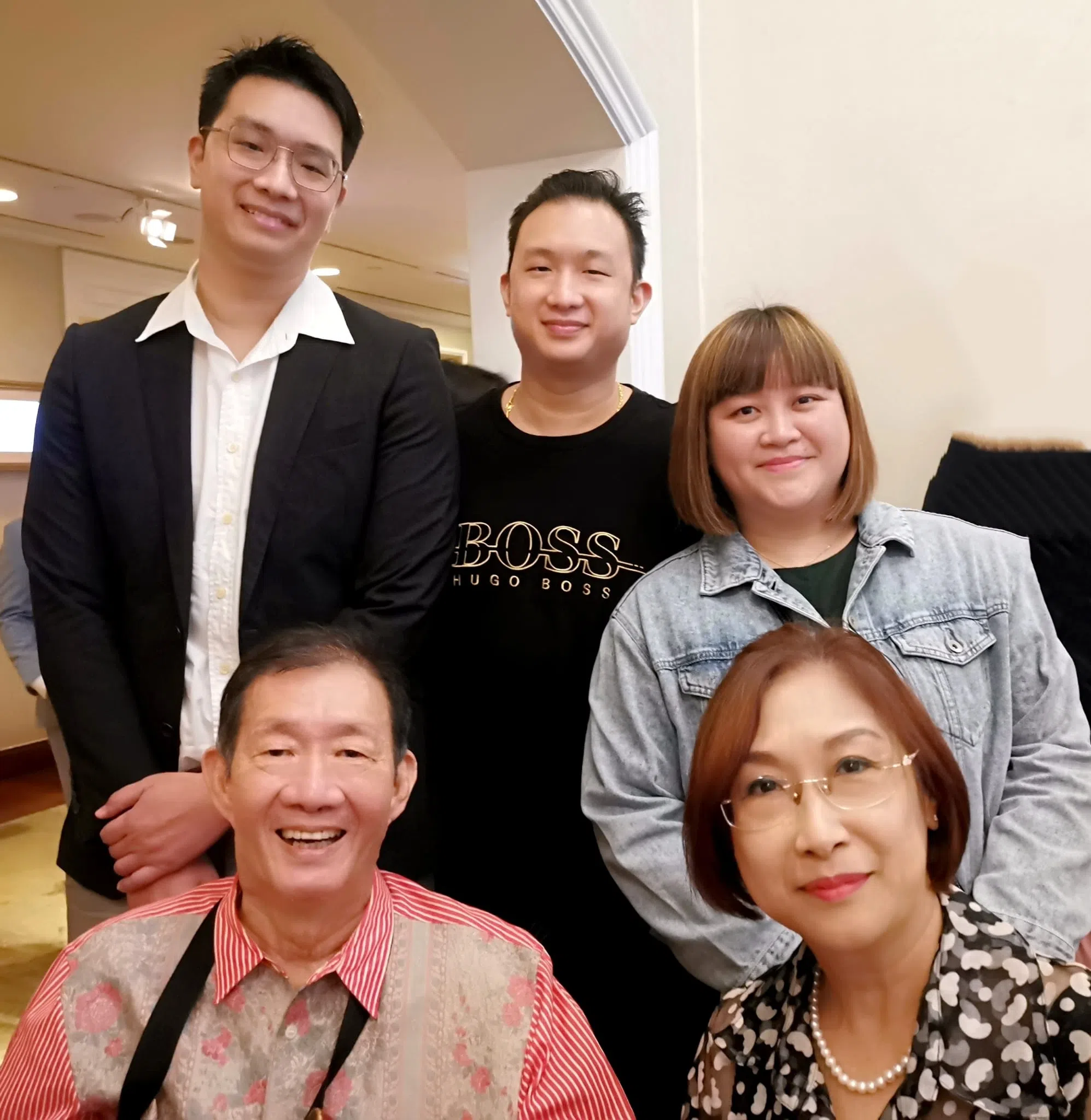 管伟华（前排左）和刘凯欣（前排右）与（后排左起）小儿子管乐年、大儿子管乐天及媳妇吴瑞云合影。（刘凯欣提供）