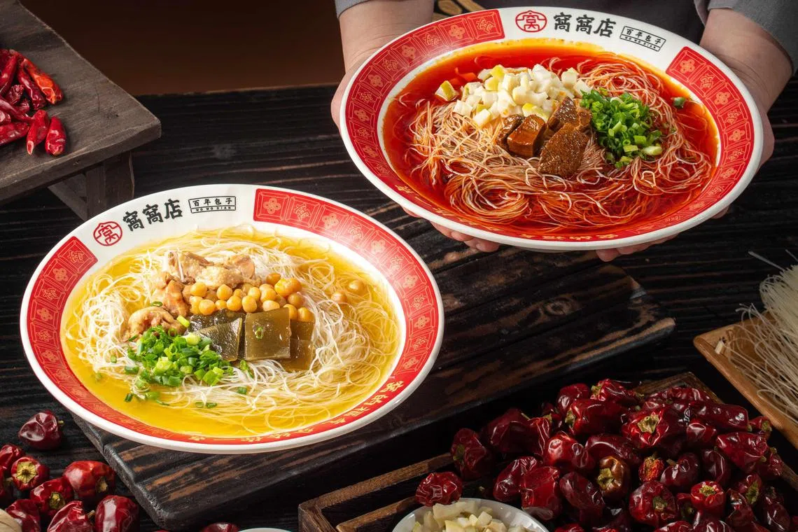 窝窝店的经典鸡汤米粉（左）和红汤牛肉米粉（右）。（餐馆提供）