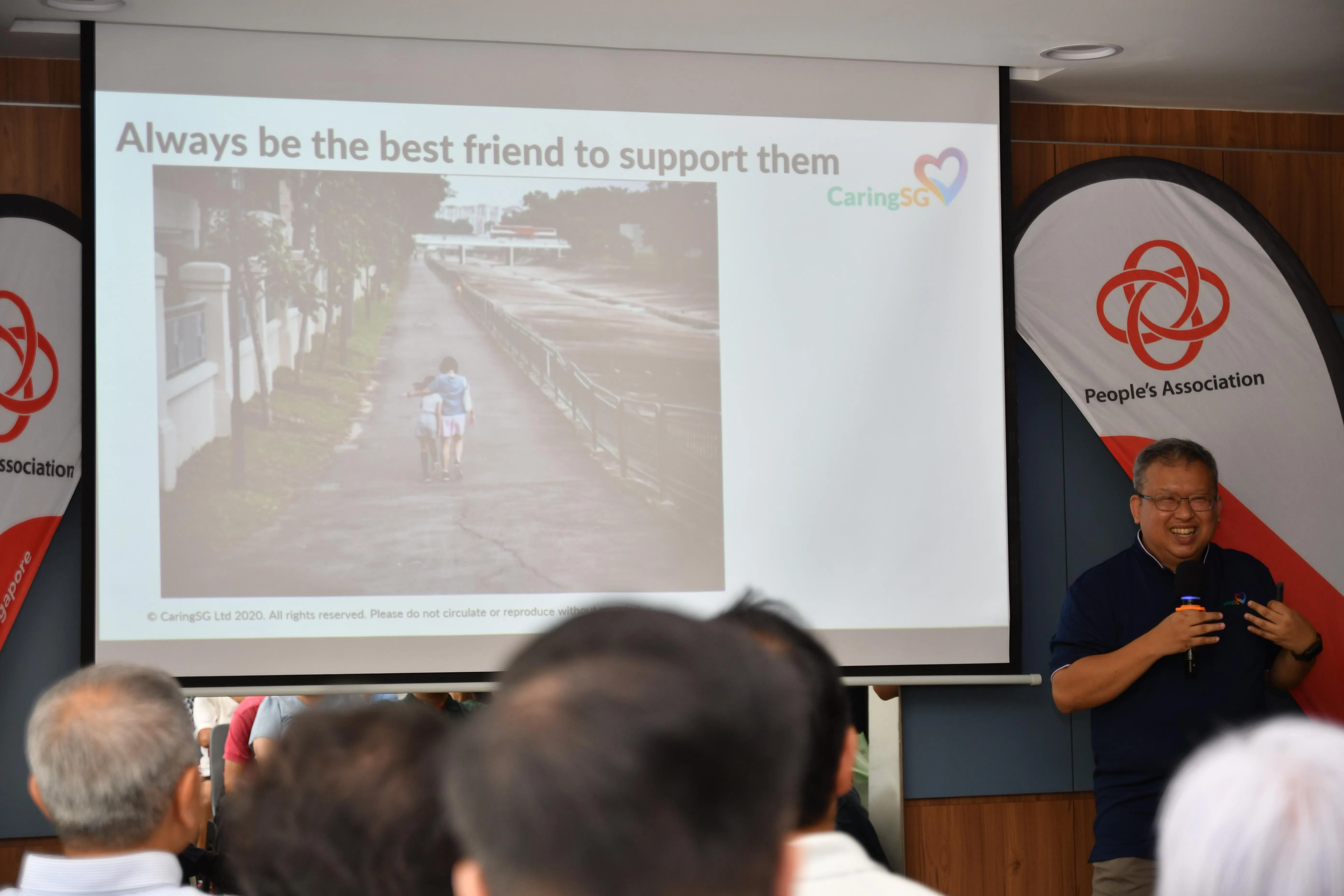 关护之心（Caring SG）企业与支援服务部主管陈福进在交流会上同看护者分享照看亲人的种种。他的两个女儿都患自闭症，因此深切了解看护者身心承受的压力。（人民协会提供）