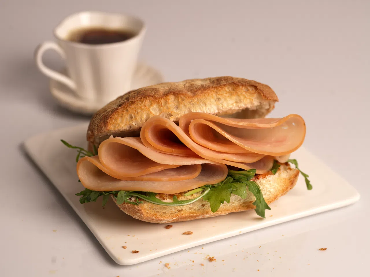 现做意式风味三明治夹着新鲜蔬菜、芝士和特调酱汁，清新爽口。（品牌提供）