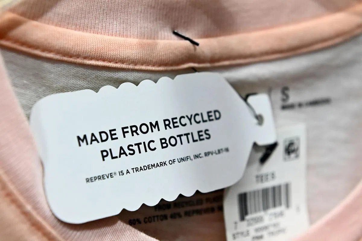 锦利集团采用的可持续布料的来源包括回收塑料瓶。（特约摄影谭淑慧摄）