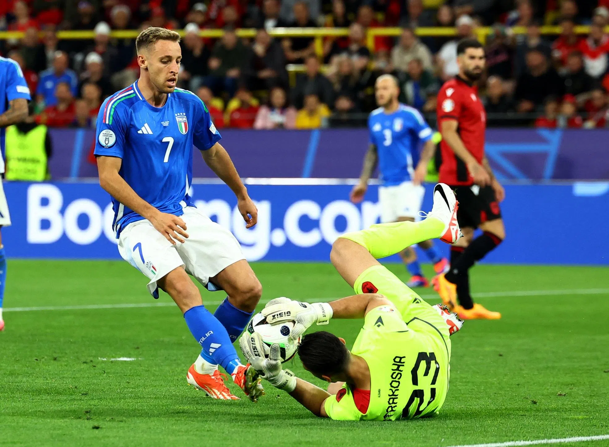 中场弗拉泰西（左）承认，意大利球员的个人能力不及西班牙球员。（路透社）