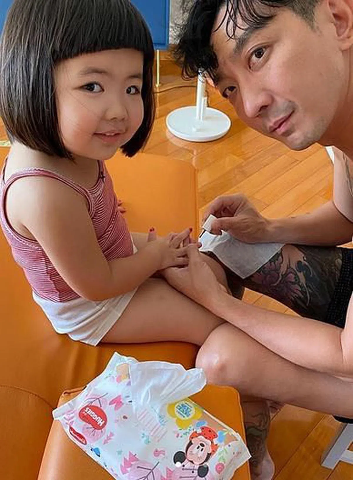 猛男形象的李璨琛给女儿涂指甲油，是不是有反差萌？（IG）