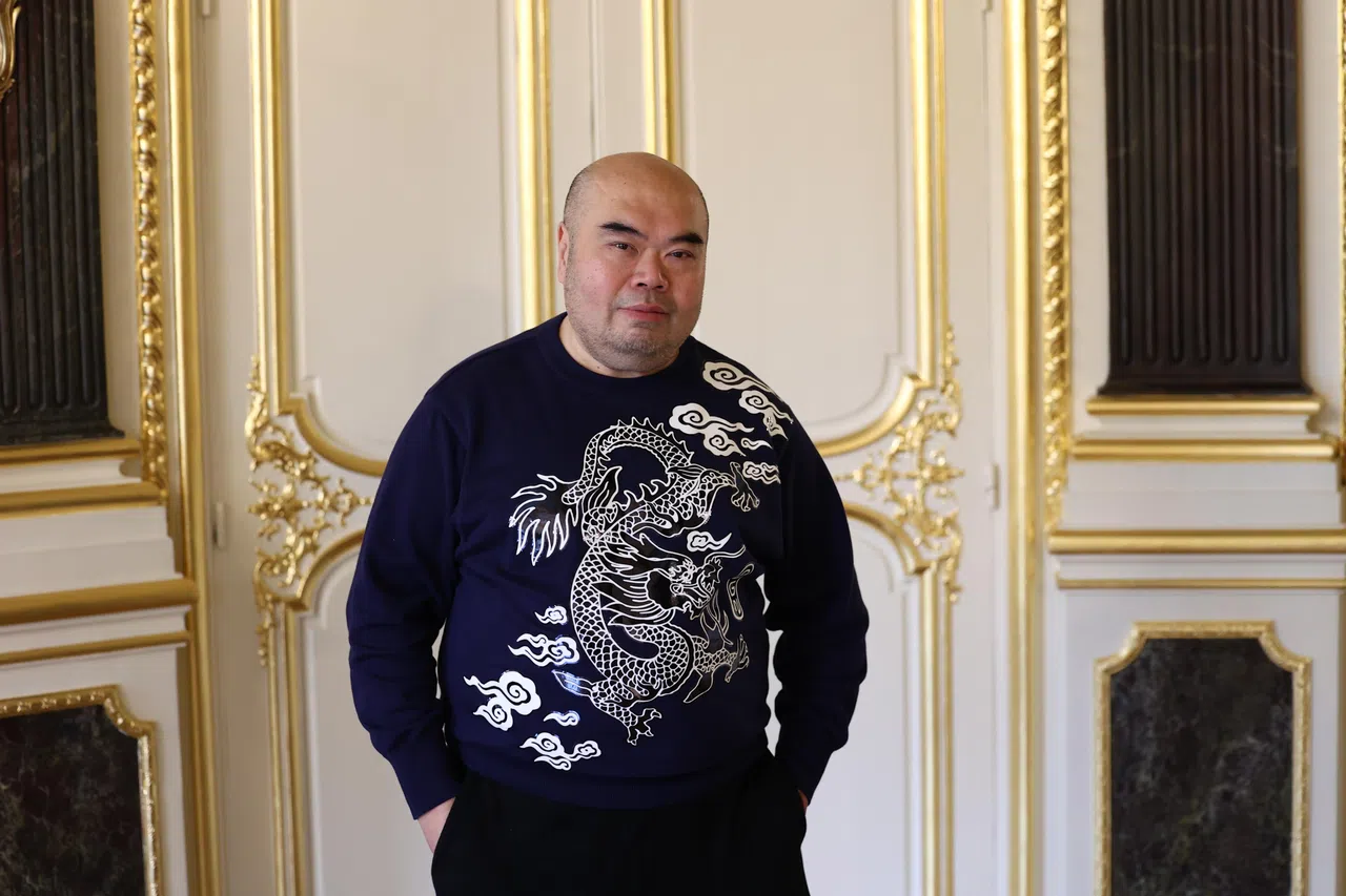 在法国生活30多年的本地大师级服装设计师鄞昌涛（Andrew Gn），希望退休后有更多时间回新加坡，助我国建立设计文化。（何家俊摄）