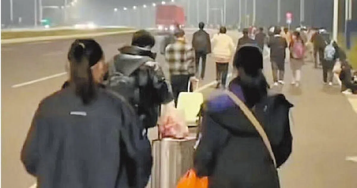 网络上出现了郑州第一大厂富士康员工徒步返乡的视频后，人们才意识到疫情可能比数据所反映的还要严重。（互联网）