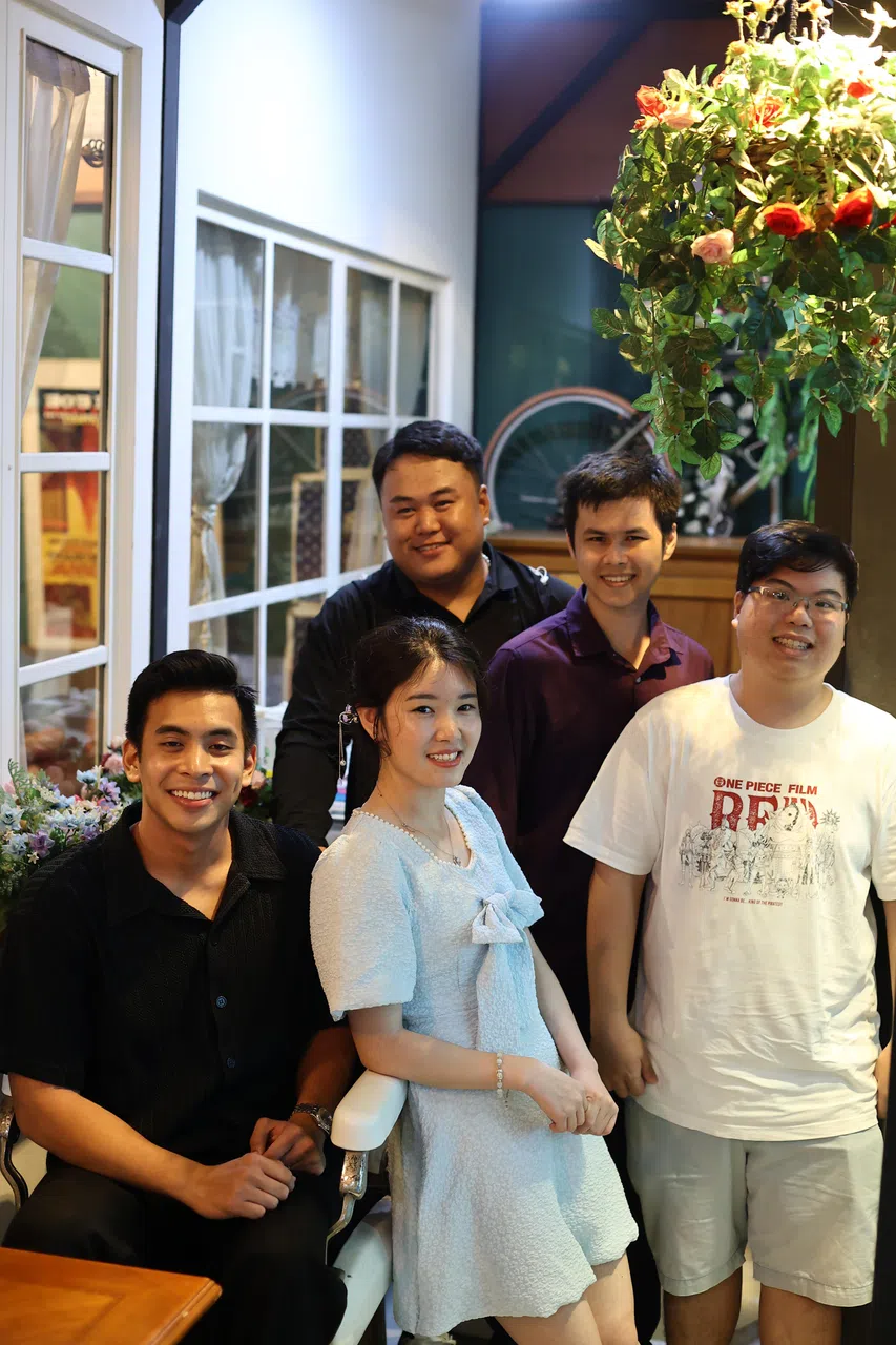 2008年参与《我和你》的陈伟（前排左起）、娜娜、黄翊翔、二宝（后排左起）和骆晴相隔16年，4月下旬在新加坡相聚。（陈渊庄摄）