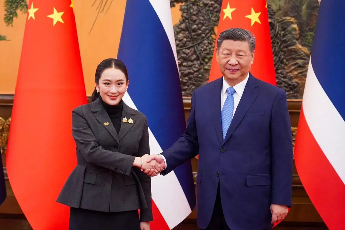 泰国首相佩通坦（左）2月6日访问中国，在北京人民大会堂与中国国家主席习近平会面。佩通坦在访华期间，和中方讨论打击网络诈骗的执法合作。（法新社）