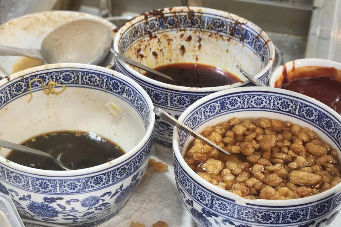 廿五肉脞面的猪油渣和酱料都是年轻小贩夫妇的心血。（陈爱薇摄）